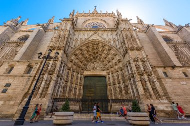 Seville, İspanya - 01 Ağustos 2024: Sevilla Katedrali (Katedral de Santa Maria de la Sede), İspanya, Endülüs 'te Gotik stil mimarisi. İspanya, Sevilla 'nın tarihi binaları ve anıtları.