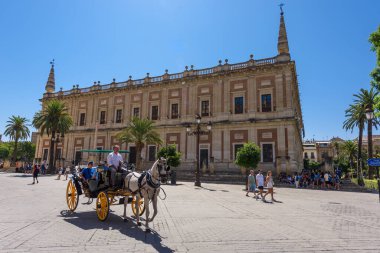 Seville, İspanya - 01 Ağustos 2024: Seville, İspanya 'nın eski kentinin sokaklarında yürümek.