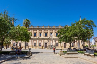 Seville, İspanya - 01 Ağustos 2024: Seville, İspanya 'nın eski kentinin sokaklarında yürümek.