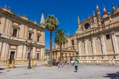 Seville, İspanya - 01 Ağustos 2024: Sevilla Katedrali (Katedral de Santa Maria de la Sede), İspanya, Endülüs 'te Gotik stil mimarisi. İspanya, Sevilla 'nın tarihi binaları ve anıtları.