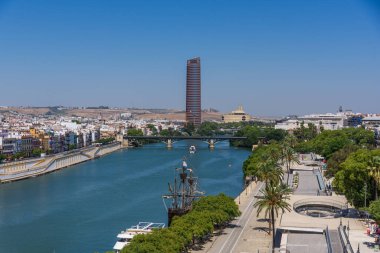Seville, İspanya - 01 Ağustos 2024: Guadalquivir Nehri şehir merkezi, Sevilla, İspanya
