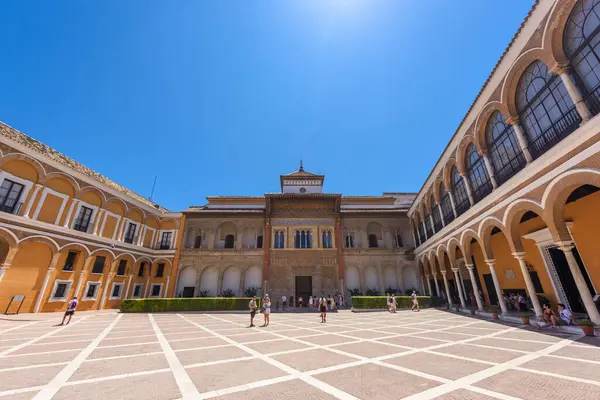 Sevilla, İspanya - 01 Ağustos 2024: Royal Palace 'daki Patio de las Doncellas, Seville, Endülüs, İspanya' daki Real Alcazar (1360 yılında inşa edildi). Sevilla Kraliyet Alczar 'ı