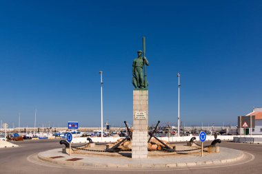 Tarifa, İspanya - 3 Ağustos 2024: Monumento a los Hombres de la Mar, Tarifa, İspanya.