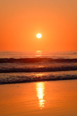 Güney İspanya 'da Tarifa' da gün batımı. Okyanusta gün batımının görüntüsü