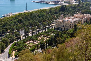 Malaga, İspanya - 06 Ağustos 2024: Belediye Binası ve Gül Bahçesi, Malaga şehrinden Jardines de Pedro Luis Alonso.