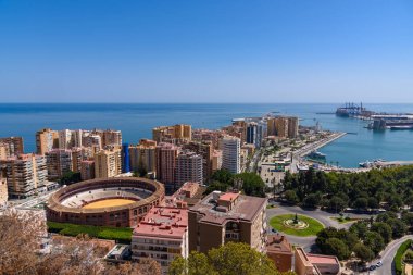 Malaga, İspanya - 06 Ağustos 2024: Malaga Katedrali ve Enkarnasyon Katedrali, Endülüs 'ün Malaga kentindeki Gibralfaro Kalesi' nden. İspanya