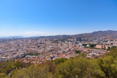 Malaga, İspanya - 06 Ağustos 2024: Malaga Katedrali ve Enkarnasyon Katedrali, Endülüs 'ün Malaga kentindeki Gibralfaro Kalesi' nden. İspanya