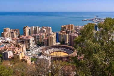 Malaga, İspanya - 06 Ağustos 2024: Plaza de Toros La Malagueta (Bullring) - Malaga, Endülüs, İspanya. La Malagueta boğa güreşi Gibralfaro bakış açısından