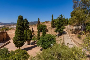 Malaga, İspanya - 06 Ağustos 2024: Malaga 'daki Gibralfaro kalesinin duvarları ve kalesi. Castillo de Gibralfaro.