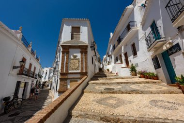 Frigiliana, İspanya - 07 Ağustos 2024: Frigiliana, Endülüs, İspanya. Frigiliana 'nın pitoresk kasabası.