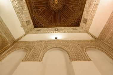 Sevilla, İspanya - 01 Ağustos 2024: Royal Palace 'daki Patio de las Doncellas, Seville, Endülüs, İspanya' daki Real Alcazar (1360 yılında inşa edildi). Sevilla 'nın Alcazar' ı, resmi adı Sevilla Kraliyet Alcazar 'ı.,