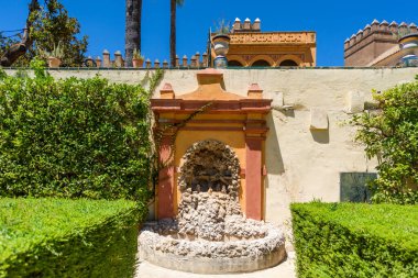 Sevilla, İspanya - 01 Ağustos 2024: Royal Palace 'daki Patio de las Doncellas, Seville, Endülüs, İspanya' daki Real Alcazar (1360 yılında inşa edildi). Sevilla 'nın Alcazar' ı, resmi adı Sevilla Kraliyet Alcazar 'ı.,