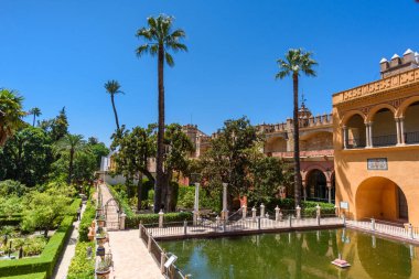 Sevilla, İspanya - 01 Ağustos 2024: Royal Palace 'daki Patio de las Doncellas, Seville, Endülüs, İspanya' daki Real Alcazar (1360 yılında inşa edildi). Sevilla 'nın Alcazar' ı, resmi adı Sevilla Kraliyet Alcazar 'ı.,