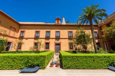 Sevilla, İspanya - 01 Ağustos 2024: Royal Palace 'daki Patio de las Doncellas, Seville, Endülüs, İspanya' daki Real Alcazar (1360 yılında inşa edildi). Sevilla 'nın Alcazar' ı, resmi adı Sevilla Kraliyet Alcazar 'ı.,