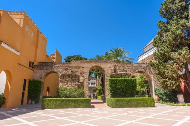 Sevilla, İspanya - 01 Ağustos 2024: Royal Palace 'daki Patio de las Doncellas, Seville, Endülüs, İspanya' daki Real Alcazar (1360 yılında inşa edildi). Sevilla 'nın Alcazar' ı, resmi adı Sevilla Kraliyet Alcazar 'ı.,