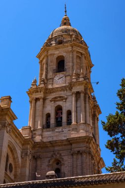 Malaga, İspanya - 06 Ağustos 2024: Malaga Katedrali veya Santa Iglesia Katedrali Baslica de la Encarnacin 'in kilise kulesi