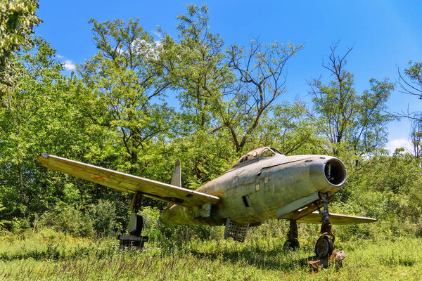 Старый самолет закрывается на траве