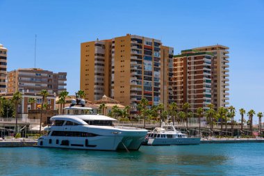 Malaga, İspanya - 06 Ağustos 2024: Palmeral de las Sorpresas limanında geziniyor. Malaga, Endülüs