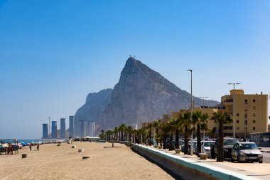 Gibratlar, İspanya - 03 Ağustos 2024: Güney İspanya 'nın Akdeniz kıyısında görülen ünlü Cebelitarık Kayası. Cebelitarık Körfezi