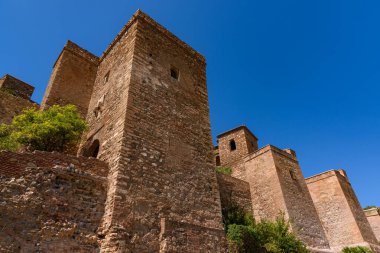 Malaga, İspanya - 06 Ağustos 2024: Malaga 'daki Gibralfaro kalesinin duvarları ve kalesi. Castillo de Gibralfaro.