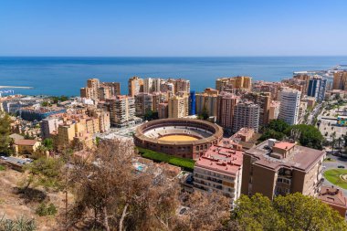 Malaga, İspanya - 06 Ağustos 2024: Endülüs 'ün Malaga kentindeki Gibralfaro Kalesi' nden Malaga şehri manzarası. İspanya