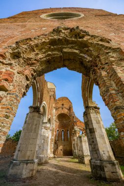 Araca (Macarca: Aracs), Sırbistan 'ın Novi Becej kentinde yaklaşık 12 km' lik bir orta çağ Romen kilisesi kalıntısı..