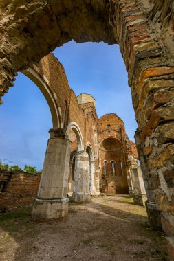 Araca (Macarca: Aracs), Sırbistan 'ın Novi Becej kentinde yaklaşık 12 km' lik bir orta çağ Romen kilisesi kalıntısı..