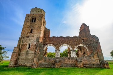 Araca (Macarca: Aracs), Sırbistan 'ın Novi Becej kentinde yaklaşık 12 km' lik bir orta çağ Romen kilisesi kalıntısı..