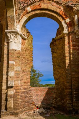 Araca (Macarca: Aracs), Sırbistan 'ın Novi Becej kentinde yaklaşık 12 km' lik bir orta çağ Romen kilisesi kalıntısı..