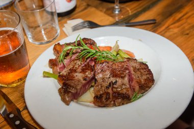 Izgara ve ızgara et ve barbekü sosu..