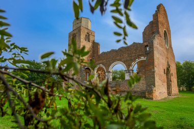 Araca (Macarca: Aracs), Sırbistan 'ın Novi Becej kentinde yaklaşık 12 km' lik bir orta çağ Romen kilisesi kalıntısı..