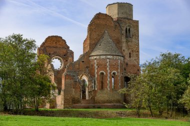 Araca (Macarca: Aracs), Sırbistan 'ın Novi Becej kentinde yaklaşık 12 km' lik bir orta çağ Romen kilisesi kalıntısı..