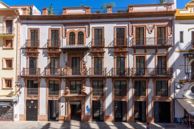 Seville, İspanya - 01 Ağustos 2024: Seville, İspanya 'nın eski kentinin sokaklarında yürümek.