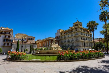Seville, İspanya - 01 Ağustos 2024: Seville, İspanya 'da Puerta de Jerez Meydanı' ndaki Hispalis Çeşmesi. 