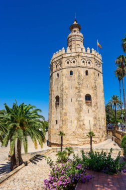 Seville, İspanya - 01 Ağustos 2024: Sevilla 'daki Torre del Oro Altın Kulesi 