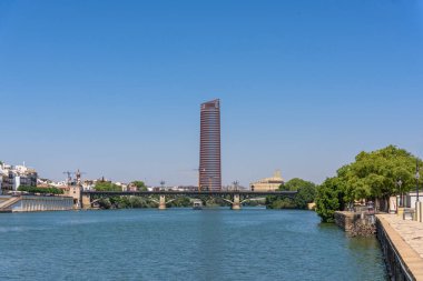 Seville, İspanya - 01 Ağustos 2024: Guadalquivir Nehri şehir merkezi, Sevilla, İspanya