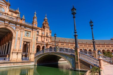 Sevilla, İspanya - 01 Ağustos 2024: Sevilla, Endülüs 'te Plaza de Espana. Espana Plaza de Espana, İspanya 'nın Seville kentinde 1928 yılında inşa edilen bir plazadır..