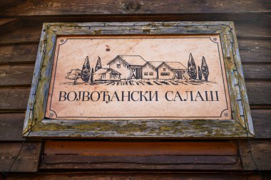 Novi Sad, Sırbistan - 26 Ocak 2025: Voyvodina çiftliği (Sırpça; Vojvodjanski Sala) Novi Sad yakınlarında güzel bir restoran.