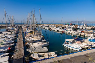 Malaga, İspanya - 06 Ağustos 2024: Puerto del Candado. Malaga limanına demirlemiş yatlar ve yelkenliler.