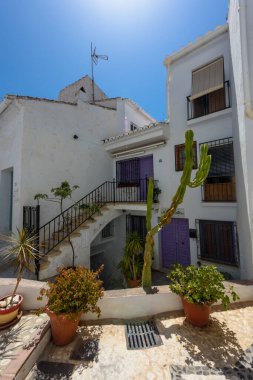 Frigiliana, İspanya - 07 Ağustos 2024: Frigiliana, Endülüs, İspanya. Frigiliana 'nın pitoresk kasabası.