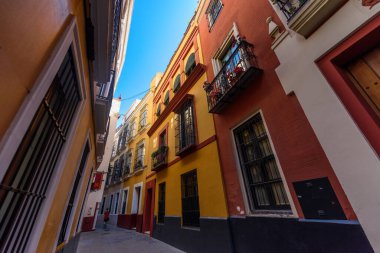 Seville, İspanya - 01 Ağustos 2024: Seville, İspanya 'nın eski kentinin sokaklarında yürümek.