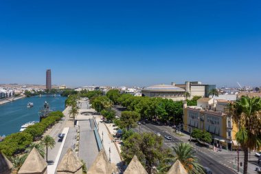 Seville, İspanya - 01 Ağustos 2024: Guadalquivir Nehri şehir merkezi, Sevilla, İspanya