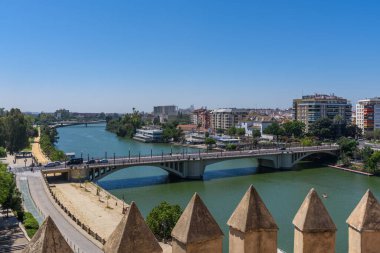 Seville, İspanya - 01 Ağustos 2024: Guadalquivir Nehri şehir merkezi, Sevilla, İspanya