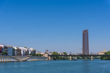 Seville, İspanya - 01 Ağustos 2024: Guadalquivir Nehri şehir merkezi, Sevilla, İspanya