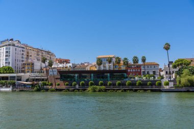 Seville, İspanya - 01 Ağustos 2024: Guadalquivir Nehri şehir merkezi, Sevilla, İspanya