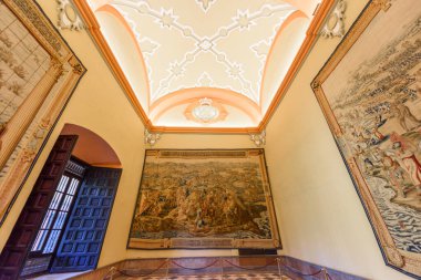 Sevilla, İspanya - 01 Ağustos 2024: Royal Palace 'daki Patio de las Doncellas, Seville, Endülüs, İspanya' daki Real Alcazar (1360 yılında inşa edildi). Sevilla 'nın Alczar' ı, resmi adı Sevilla Kraliyet Alczar 'ı.,