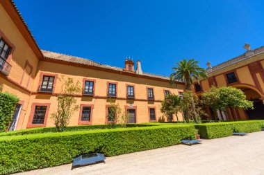 Sevilla, İspanya - 01 Ağustos 2024: Royal Palace 'daki Patio de las Doncellas, Seville, Endülüs, İspanya' daki Real Alcazar (1360 yılında inşa edildi). Sevilla 'nın Alczar' ı, resmi adı Sevilla Kraliyet Alczar 'ı.,