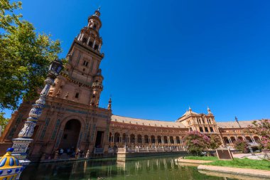 Sevilla, İspanya - 01 Ağustos 2024: Sevilla, Endülüs 'te Plaza de Espana. Espana Plaza de Espana, İspanya 'nın Seville kentinde 1928 yılında inşa edilen bir plazadır..