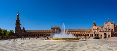 Sevilla, İspanya - 01 Ağustos 2024: Sevilla, Endülüs 'te Plaza de Espana. Espana Plaza de Espana, İspanya 'nın Seville kentinde 1928 yılında inşa edilen bir plazadır..