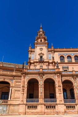 Sevilla, İspanya - 01 Ağustos 2024: Sevilla, Endülüs 'te Plaza de Espana. Espana Plaza de Espana, İspanya 'nın Seville kentinde 1928 yılında inşa edilen bir plazadır..